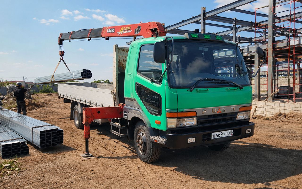 Кран-борт Mitsubishi FUSO поднимает металлопрофиль