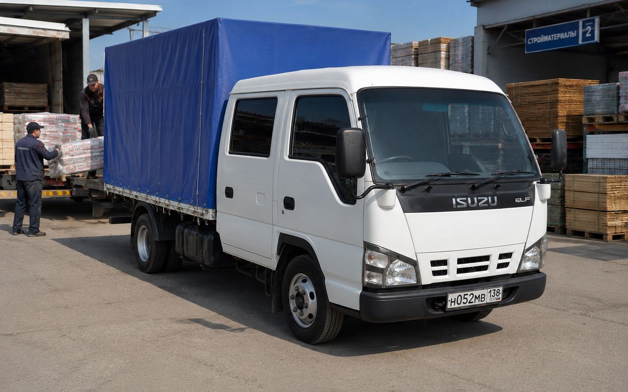 Грузовик Isuzu Elf 2 т, передний ракурс